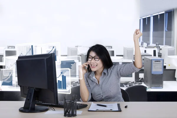 Success worker with graph in office — Stock Photo, Image