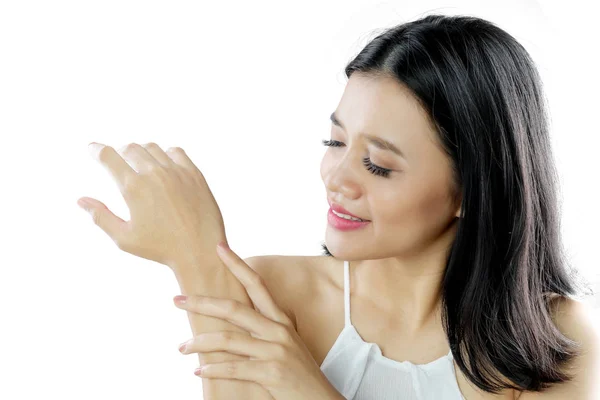 Hübsche Frau benutzt Hautpflegecreme im Studio — Stockfoto