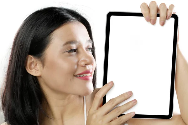 Mujer bonita mostrando un tablero en blanco — Foto de Stock