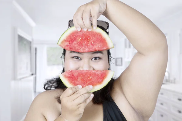 Mulher com excesso de peso com melancia — Fotografia de Stock