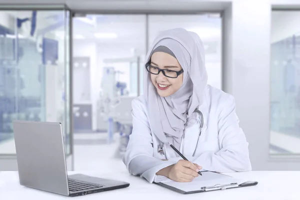 Moslim arts met een laptop in het ziekenhuis — Stockfoto