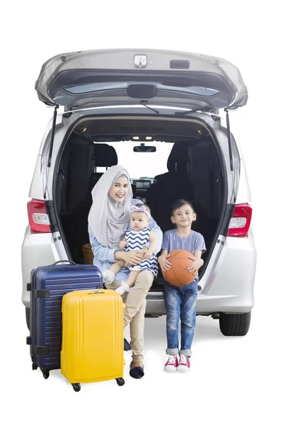 Mãe e seus filhos prontos para tropeçar — Fotografia de Stock