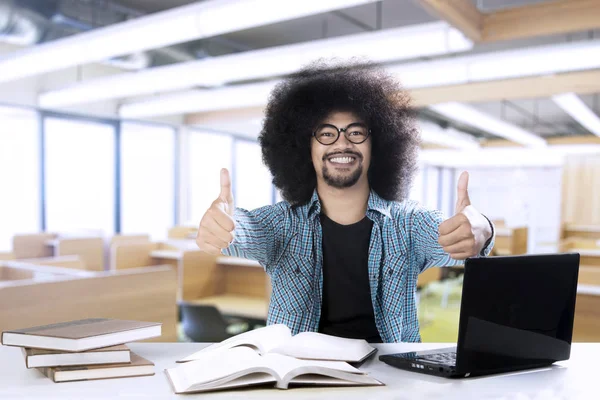 Manlig student visar tummen upp på kameran — Stockfoto