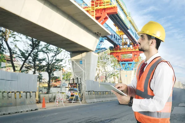 Foreman tabletta az építkezésen — Stock Fotó