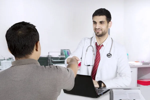 Klinikte hasta ile İtalyan doktor el sıkışma — Stok fotoğraf