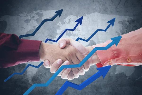 Handen van twee zakenlieden met opwaartse pijlen — Stockfoto