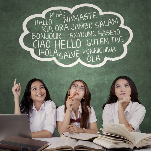 Kız öğrencilerin farklı dilleri öğrenmek