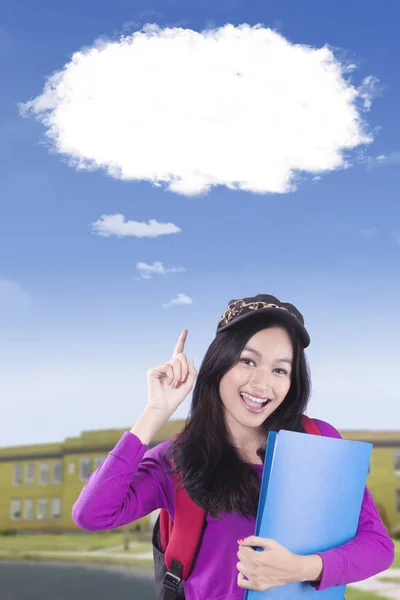 Φοιτήτριας που οδηγεί σε μια φούσκα σύννεφο — Φωτογραφία Αρχείου