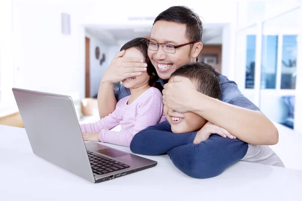 Vader vermijdt zijn kinderen om naar te kijken inhoud voor volwassenen — Stockfoto