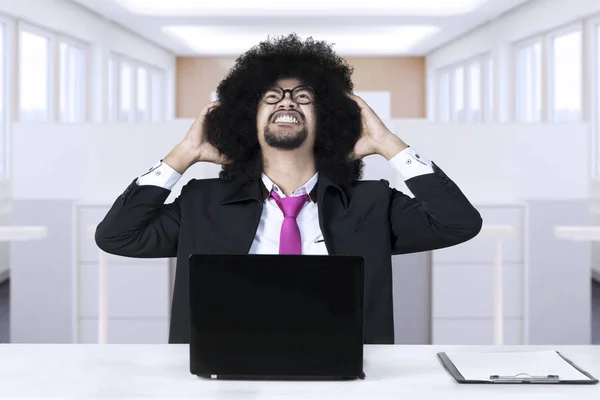 Uomo d'affari afro depresso in ufficio — Foto Stock