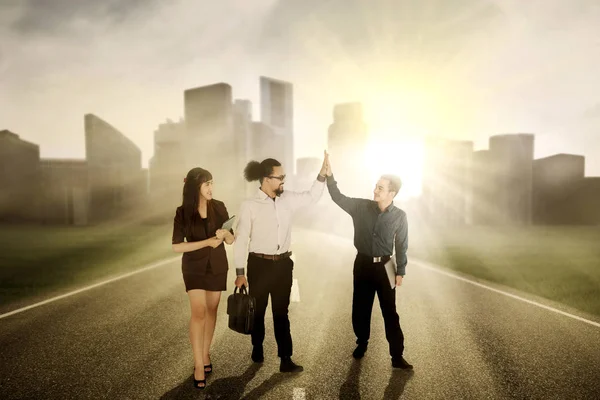 Business people clapping hands on the road — Stock Photo, Image