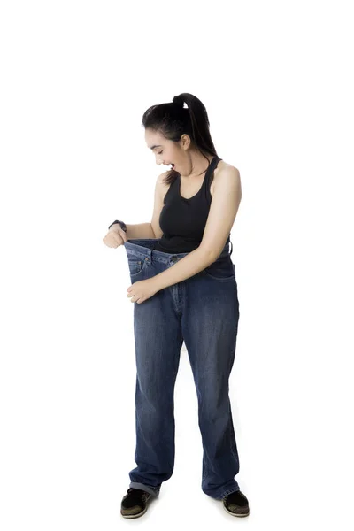 Araberin trägt ihre alten Jeans im Studio — Stockfoto