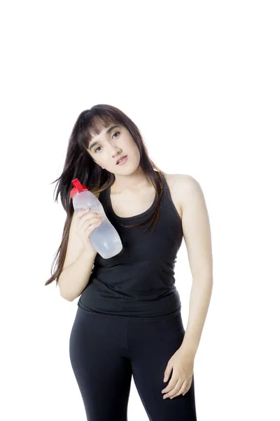 Studio bir su şişesi tutan Arap kadın — Stok fotoğraf