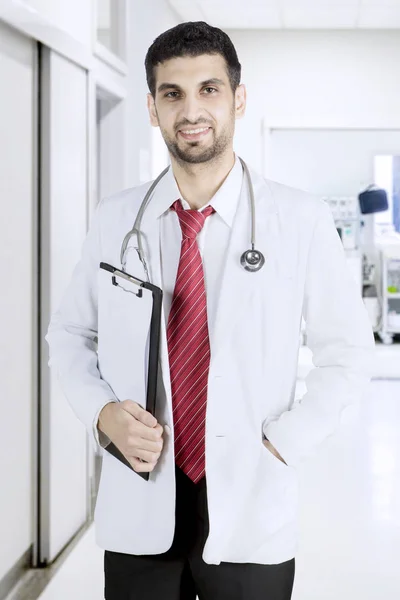 Arabischer Arzt hält Klemmbrett im Krankenhaus — Stockfoto