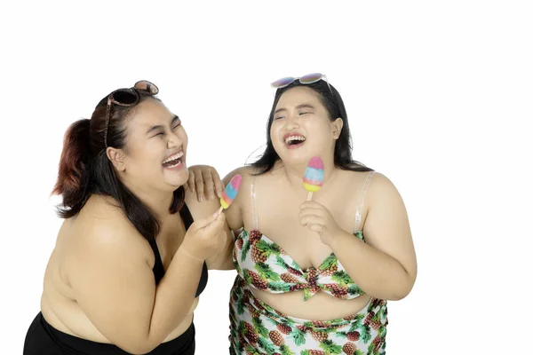Veselé ženy jíst zmrzlinu — Stock fotografie