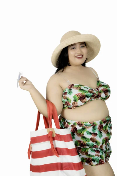 Толстая женщина в бикини и летняя сумка — стоковое фото