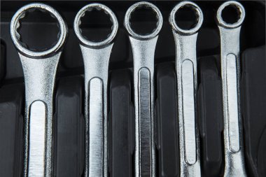 Araç üzerinde beş somun anahtarları