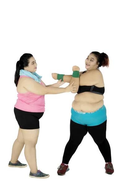 Fat woman helps her friends to workout — Stock Photo, Image