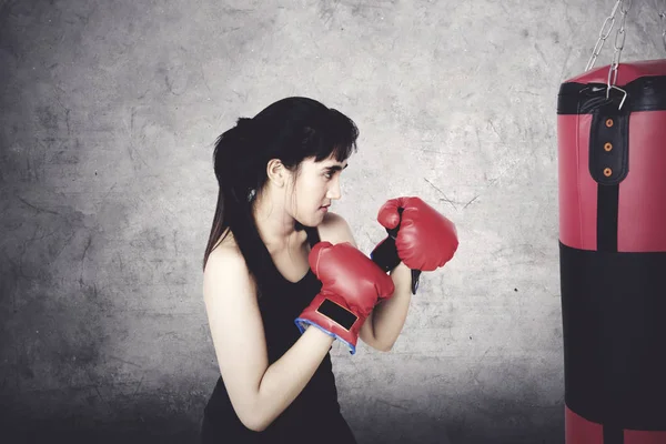 Hermosa mujer haciendo ejercicio con el boxeo —  Fotos de Stock