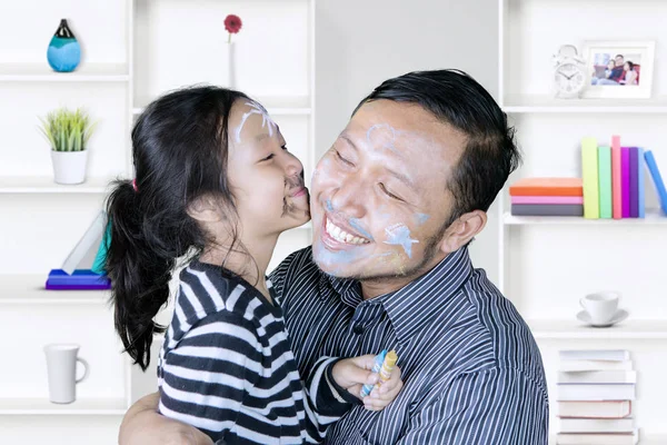 Asian father kissed by his daughter at home — Stock Photo, Image