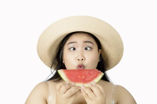 Kvinna med vattenmelon och squint-eyed — Stockfoto