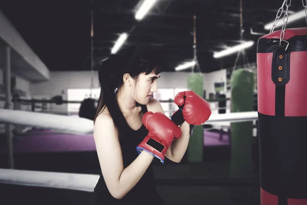 Jolie femme faisant de l'exercice avec la boxe — Photo