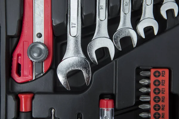 Chaves de prata com ferramentas na caixa de ferramentas — Fotografia de Stock