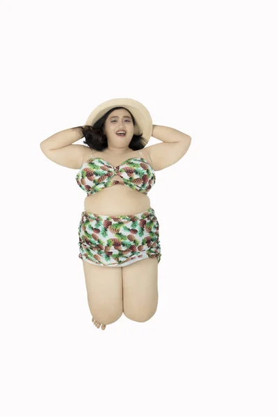 Donna in sovrappeso salta con bikini — Foto Stock