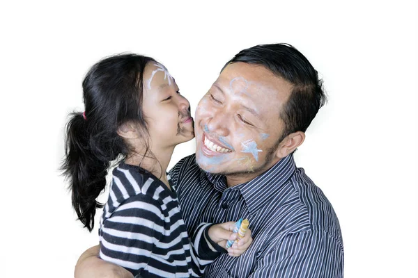 Jonge vader ziet er gelukkig met zijn dochter — Stockfoto