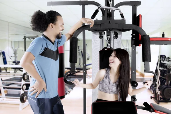 Woman and man laugh together in gym — Stock Photo, Image