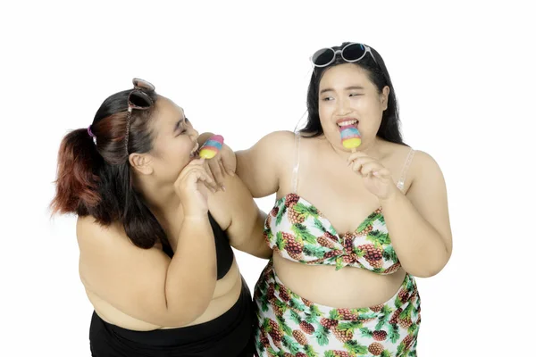 Mulheres gordas comendo sorvete — Fotografia de Stock