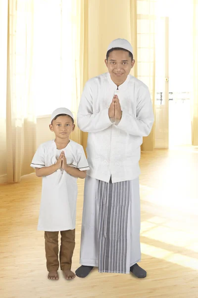 Син і батько з вітальним жестом вдома — стокове фото