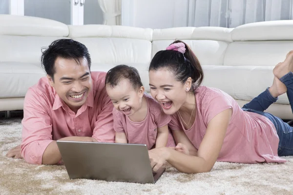 Молодая семья смеется со своим ребенком — стоковое фото