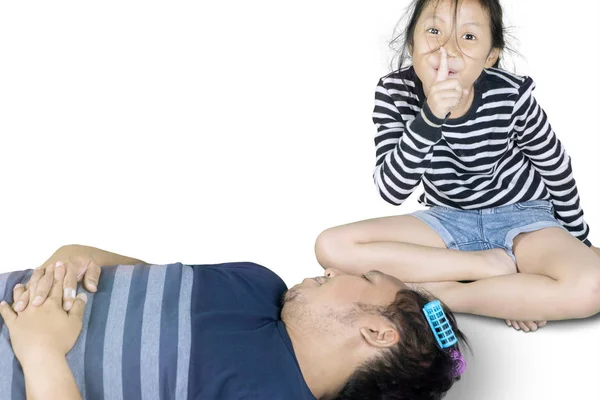 Menina bonito e seu pai com rolos de cabelo — Fotografia de Stock