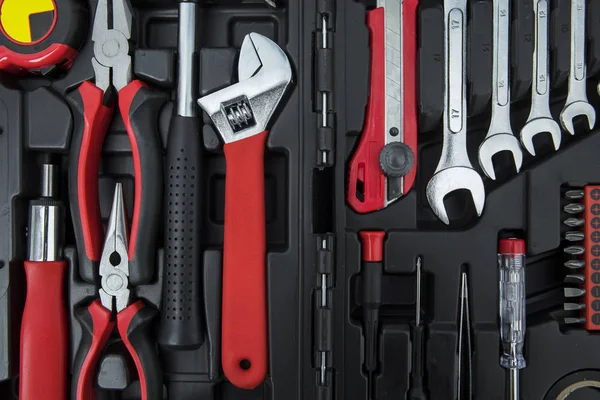 Affenschlüssel mit Instrumenten auf der Werkzeugkiste — Stockfoto