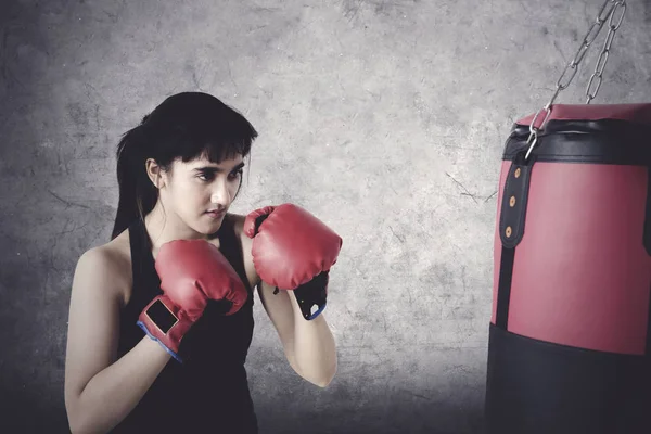 Giovane donna che fa esercizio con la boxe — Foto Stock