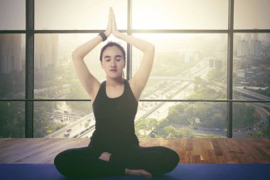 Genç kadın evde meditasyon