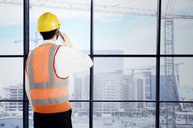 Ofiste smartphone ile genç mühendis