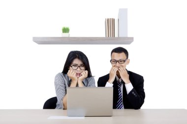 İki iş adamları korkuyor ifade ile