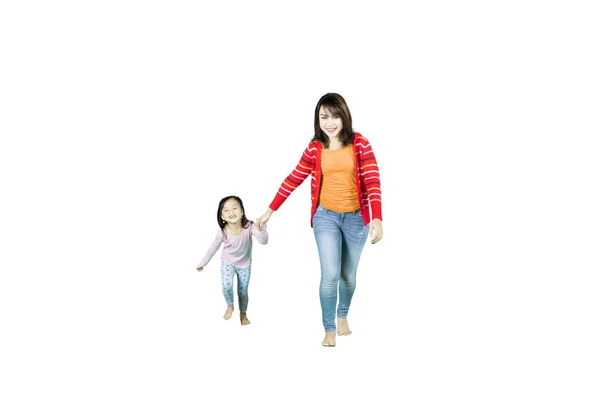 Vrouw lopen met haar dochter op studio — Stockfoto