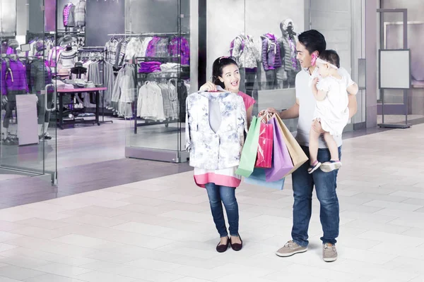 Mulher tentando roupas novas no shopping — Fotografia de Stock