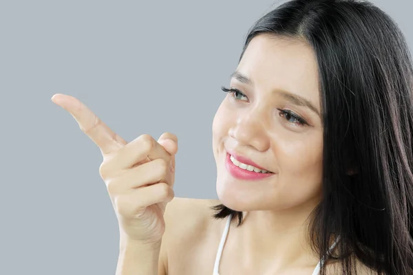 Frau zeigt mit dem Finger auf etwas — Stockfoto