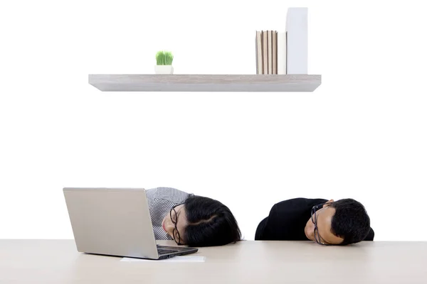 Två affärsmän som sover med en bärbar dator — Stockfoto