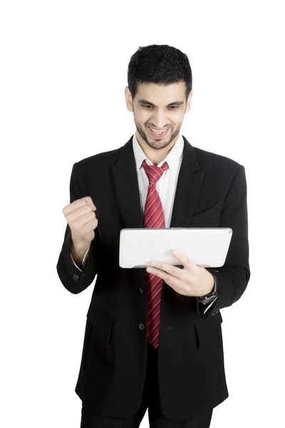 Homme d'affaires prospère avec tablette informatique — Photo
