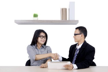 Yöneticisi ile onun çalışan el sallar