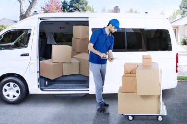 İtalyan kurye paket yolda kontrol ediyor