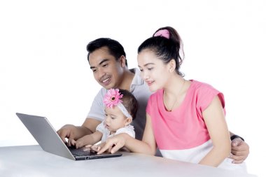 Mutlu aile bir dizüstü bilgisayar birlikte studio kullanma