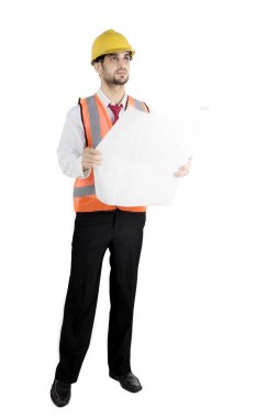 Yakışıklı mimar planı stüdyosunda tutar.