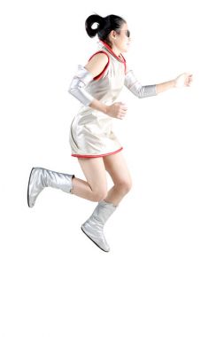 Fütüristik kadın stüdyoda atlama