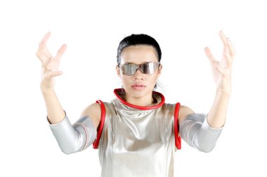 Fütüristik kadın bir şey studio tutar